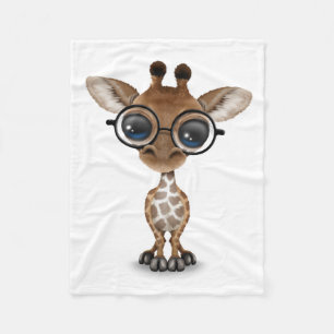 Gullig nyfiken babygiraff som ha på sig fleecefilt