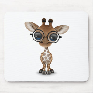 Gullig nyfiken babygiraff som ha på sig musmatta
