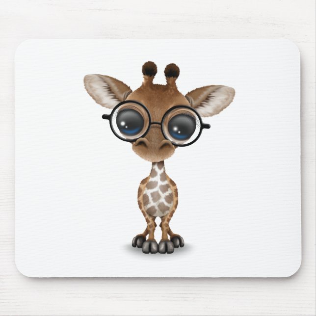 Gullig nyfiken babygiraff som ha på sig musmatta (Framsidan)