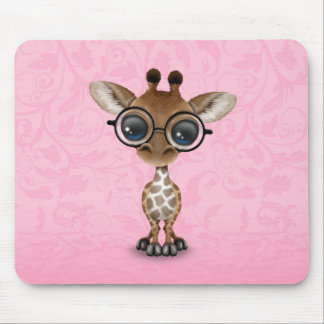 Gullig nyfiken babygiraff som ha på sig musmatta