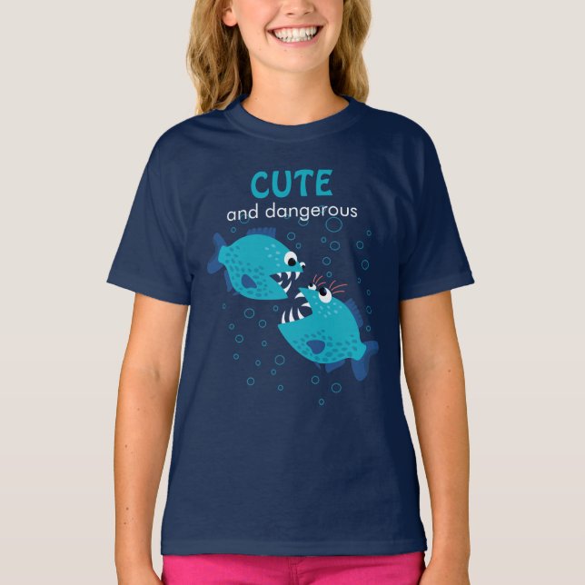 Gullig och farlig flicka för beställnings- tee shirt (Framsida)