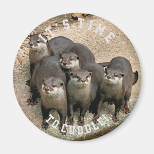 Gullig omfamning Time för utterfamilj   Magnet