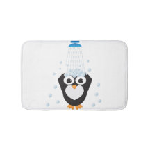 Gullig pingvin som tar en dusch