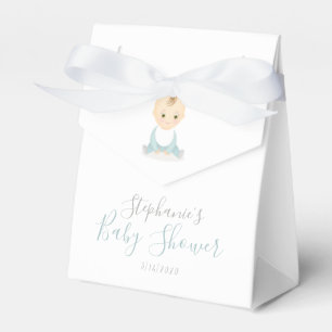 Gullig pojke och hans mobila baby shower presentaskar