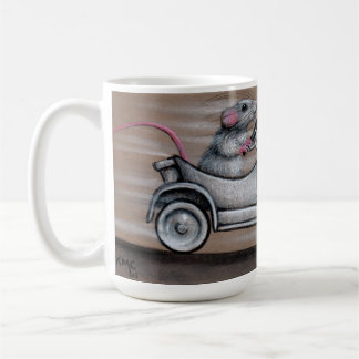 Gullig råtta i bilpåfyllning 'er upp! kaffemugg