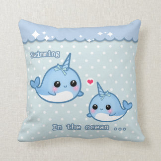 Gullig regnbåge som är narwhal på vit- & kudde