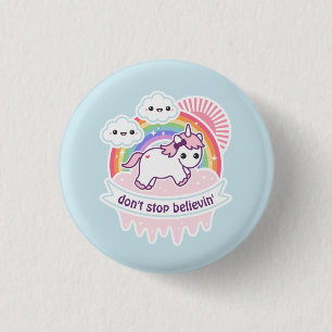 Gullig regnbågeUnicorn med moln Knapp