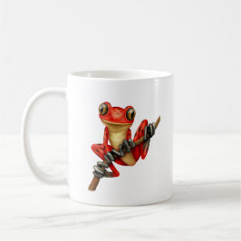 Gullig röd trädgroda på en gren kaffemugg