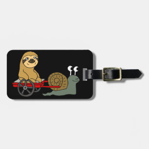 Gullig snigel som drar Sloth i röd vagn Bagagebricka