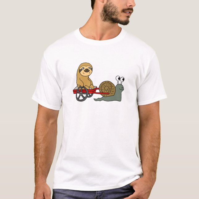 Gullig snigel som drar Sloth i röd vagn Tee Shirt (Framsida)