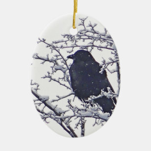 Gullig svart fågel i snöig grenar julgransprydnad keramik