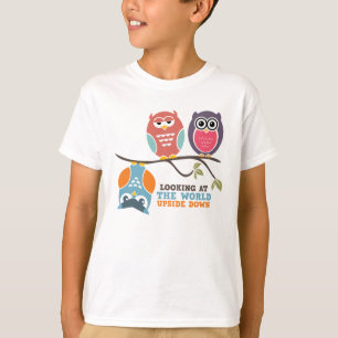 Gullig T-tröja för ugglatecknadunge som tittar T-shirt