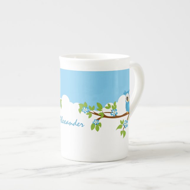 Gullig ugglapojke på en grenbenporslinmugg benporslin mugg (Framsida höger)