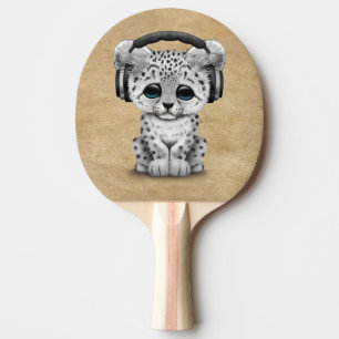 Gullig unge Dj som för snöleopard ha på sig Pingisracket