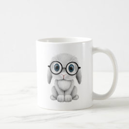 Gullig vitbabykanin som ha på sig exponeringsglas kaffemugg