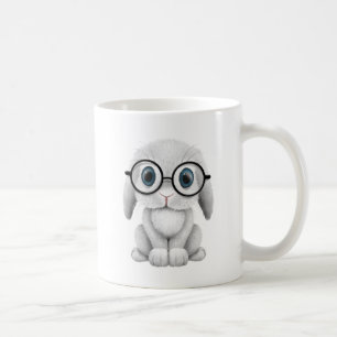 Gullig vitbabykanin som ha på sig exponeringsglas kaffemugg