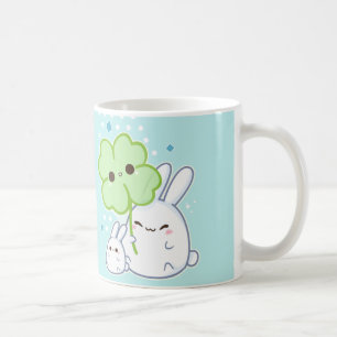 Gullig vitkanin med kawaiiklöver kaffemugg