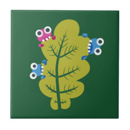 Gulliga kryp äter det gröna löv kakelplatta