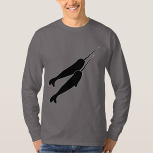 Gulliga Narwhals som tillsammans simmar den svart Tee Shirt