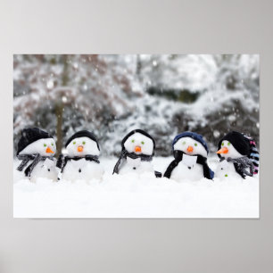 Gulliga snögubbear som kläs för vinter poster