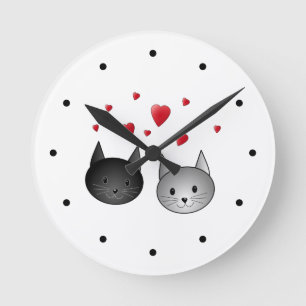 Gulliga svart och gråa katter, med Hearts. Rund Klocka