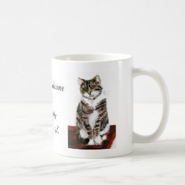 Gulliga tabby katt är välkommna kaffemugg