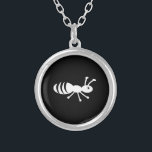 Gulligt lite kryp silverpläterat halsband<br><div class="desc">Rolig lite myra eller termite.  Bakgrundsfärgen är anpassadet.</div>