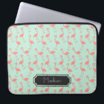 Gulligt rosa- och MintFlamingomönster | tillfogar Laptop Sleeve<br><div class="desc">Denna är en teckning av en flamingofågel som gjordes in i ett mönster. Bakgrunden är en nätt mintfärg.  Det finns en ram i designen var du kan ha ditt namn att skrivas ut.</div>