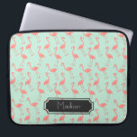 Gulligt rosa- och MintFlamingomönster | tillfogar Laptop Sleeve<br><div class="desc">Denna är en teckning av en flamingofågel som gjordes in i ett mönster. Bakgrunden är en nätt mintfärg.  Det finns en ram i designen var du kan ha ditt namn att skrivas ut.</div>