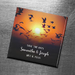 Gulls Sunset Photo Bröllop spara datum Magnet<br><div class="desc">Skapa en egen spara datumfotomagnet med ett svart figurområde för text,  t.ex. namn och bröllop. Beach eller bröllop spara datum i havet. Foto på middagen vid middagen. Lägg till ditt eget foto för att skapa dina egna bröllopsfavoriter. Tropiska bröllopsmagneter. Kolla in vintage stil-fotofiltren i systemet.</div>