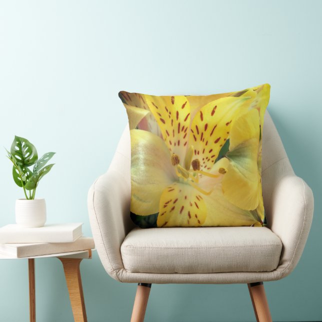 Gult Alstroemeria Dekorativ kudde (Stol)