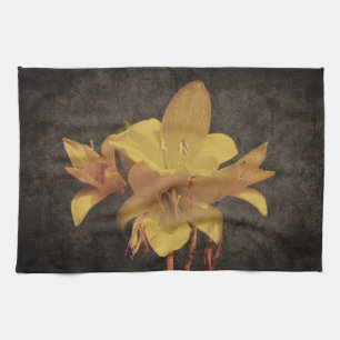 Gult Asiatisk lily på gammal grungad canvas backgr Kökshandduk