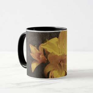 Gult Asiatisk lily på gammal grungad canvas backgr Mugg
