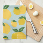 Gult av citronfrukt i Mönster på Grönt Kökshandduk<br><div class="desc">Retro Fruit Print - Lemon Mönster - Gult på Grönt.</div>