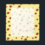 gult av gigantisk ladybug och daisy blomma i mönst anteckningsblock<br><div class="desc">Cute ladybug mönster med hand plockade tecknad av nyckelpigor och daisy på en bakgrund av gulten för födelserättighet.</div>
