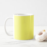 Gult av smör kaffemugg<br><div class="desc">Smörfärgad gult är känd för sin varma ton och ger omedelbar glädje och komfort i vilket utrymme som helst,  samtidigt som andra nyanser enkelt kan kompletteras. En inbjudande neutralt som sitter mellan blekens gult och gråvit,  kan användas både i traditionell och modern design.</div>