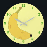 GULT BANANA IN POP ART STIL MED GRÖNTENS NUMMER STOR KLOCKA<br><div class="desc">En lätt gult Clock med grönt nummer och en digital illustration av en tropisk banan. Finns i andra alternativ. Besök vår affär om du vill ha fler väggskåp och andra hemgåvor.</div>