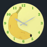 GULT BANANA IN POP ART STIL MED GRÖNTENS NUMMER STOR KLOCKA<br><div class="desc">En lätt gult Clock med grönt nummer och en digital illustration av en tropisk banan. Finns i andra alternativ. Besök vår affär om du vill ha fler väggskåp och andra hemgåvor.</div>