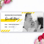 Gult Beach Boarding Pass Bröllop spara datum<br><div class="desc">Ställ sinnesstämningen för din drömmålbröllop med soliga gulters boardingkort bröllop spara datum. Denna pulserande utformning är perfekt för par att planera ett strandbröllop eller för dem som helt enkelt vill lägga till lite solsken till sin speciella dag. Varje spara datumen är magnetiskt och är vackert utformat med bedövande kalligrafi-skript. Gör...</div>