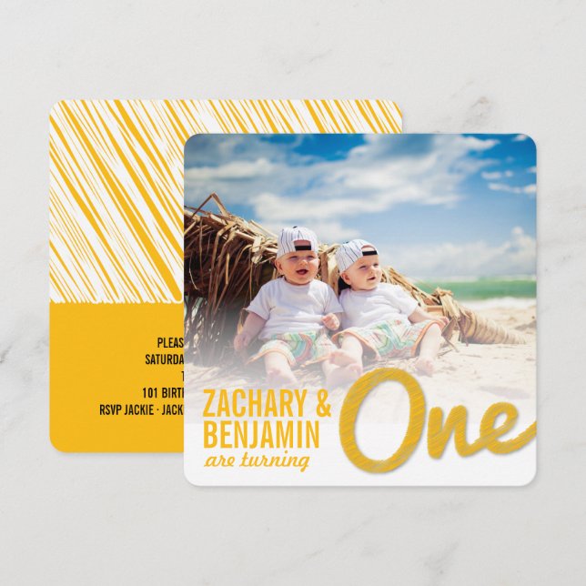 Gult Big Sketch One Twin Baby 1:a födelsedagen Par Inbjudningar (Fram/baksida)