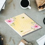 Gult bin Cute rosa tropiska blommigtar Anteckningsblock<br><div class="desc">Lägg till lite roligt och humor på din sommarlista med livsmedel eller ditt hemkontor! Gult,  vit bakgrund med bikaka mönster. Dekorerad med rosa tropiska blommor,  blommigtar,  hibiscus och lycklig som leker humla. Ditt namn är skrivet med ett gyllene stil-skript.</div>