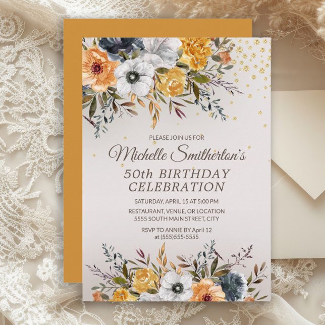 Gult Blå Blommigten Glitter 50:e födelsedagen Inbjudningar (Rustic navy blue and mustard yellow watercolor floral women's 50th birthday party invitaton)