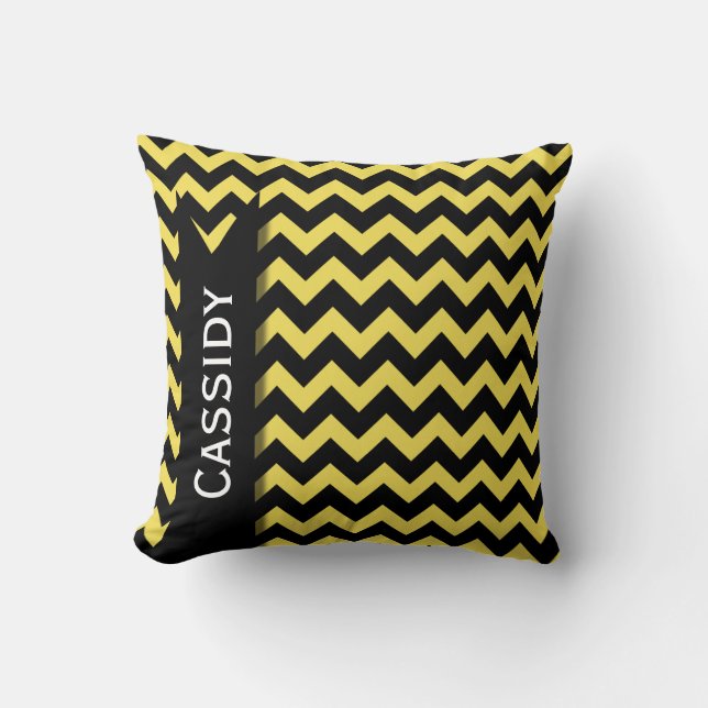 Gult Black Chevron Mönster & Personlig Namn Kudde (Framsida)