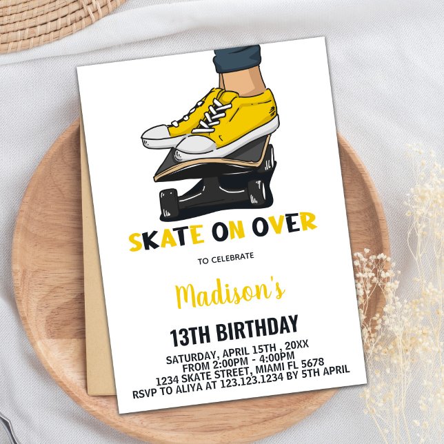 Gult Black Skateboard Birthday-inbjudningar Inbjudningar (Yellow Black Skateboards Birthday Invitations)