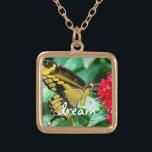 Gult Black Swallowtail Butterfly Dream-skript Guldpläterat Halsband<br><div class="desc">En närbild av en känslig, gult och svart fjäril som vilar på en ljusröd blomma. "Dream" av en varm, solig dag varje gång du bäror detta fantastiska, färgstarka fotografera halsband. Detta halsband finns i små, medelstora och stora storlekar, såväl som i kvadratiska och cirkelformade former. Du kan beställa detta halsband...</div>