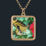 Gult Black Swallowtail Butterfly Dream-skript Guldpläterat Halsband<br><div class="desc">En närbild av en känslig, gult och svart fjäril som vilar på en ljusröd blomma. "Dream" av en varm, solig dag varje gång du bäror detta fantastiska, färgstarka fotografera halsband. Detta halsband finns i små, medelstora och stora storlekar, såväl som i kvadratiska och cirkelformade former. Du kan beställa detta halsband...</div>
