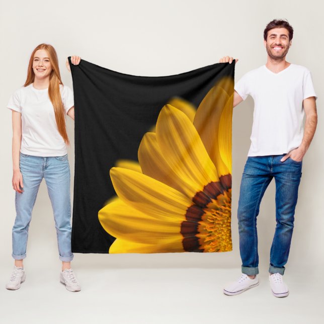 Gult blomma på svart bakgrund fleecefilt (På plats)