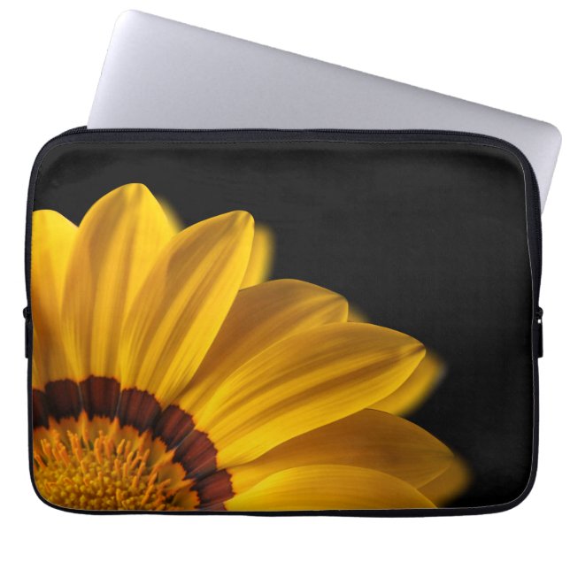 Gult blomma på svart bakgrund laptop fodral (Framsidan)