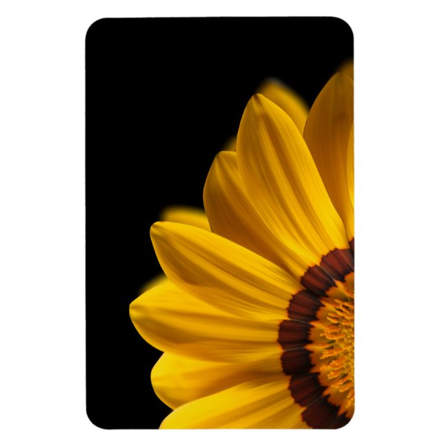 Gult blomma på svart bakgrund magnet (Vertikal)