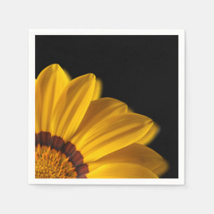 Gult blomma på svart bakgrund pappersservett